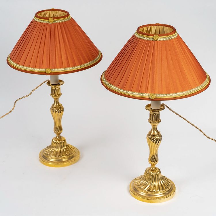 Paar Königsleuchter aus der Zeit Ludwigs XV. aus gemeißelter und vergoldeter Bronze, um 1750, als Lampen montiert