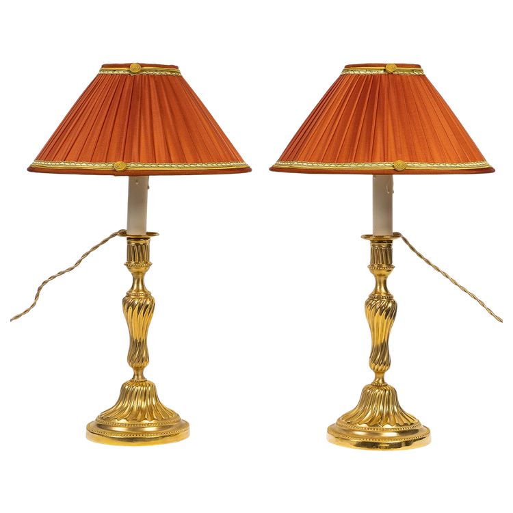 Paar Königsleuchter aus der Zeit Ludwigs XV. aus gemeißelter und vergoldeter Bronze, um 1750, als Lampen montiert