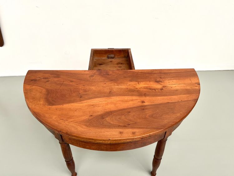 Table demi-lune en noyer massif, circa 1900