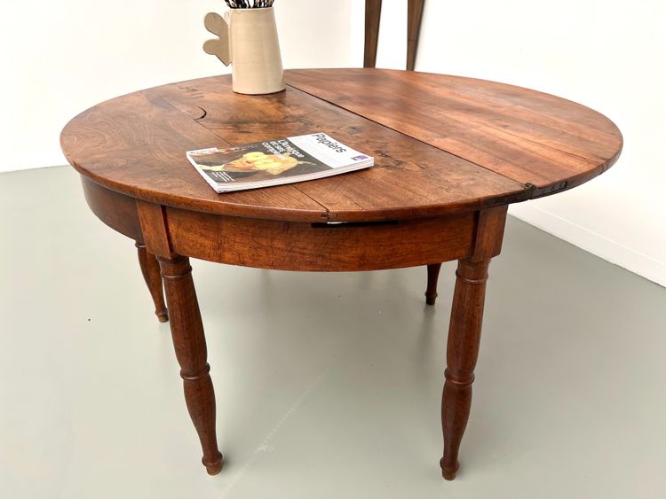 Table demi-lune en noyer massif, circa 1900