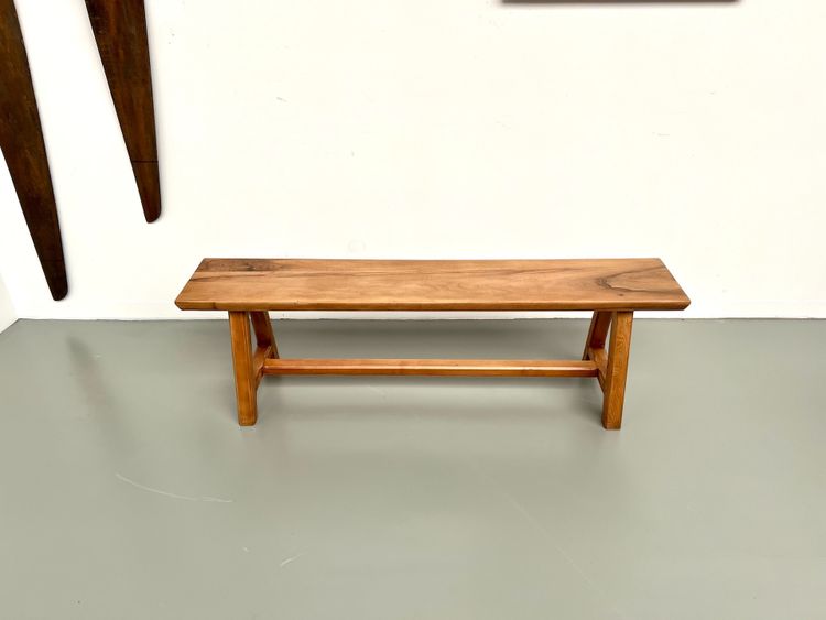 Petit banc en noyer, années 70