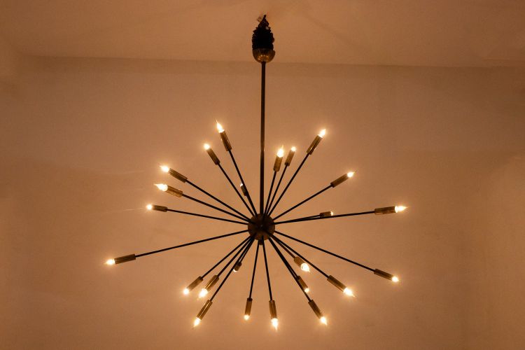 Lustre de forme Spoutnik en laiton doré patiné et laqué noir. Contemporain. LS64501609P