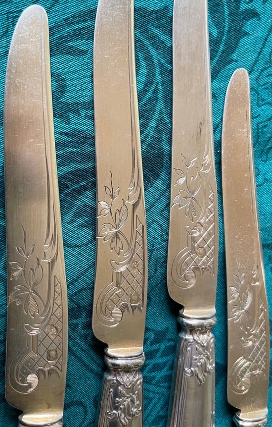 12 fruit knives.