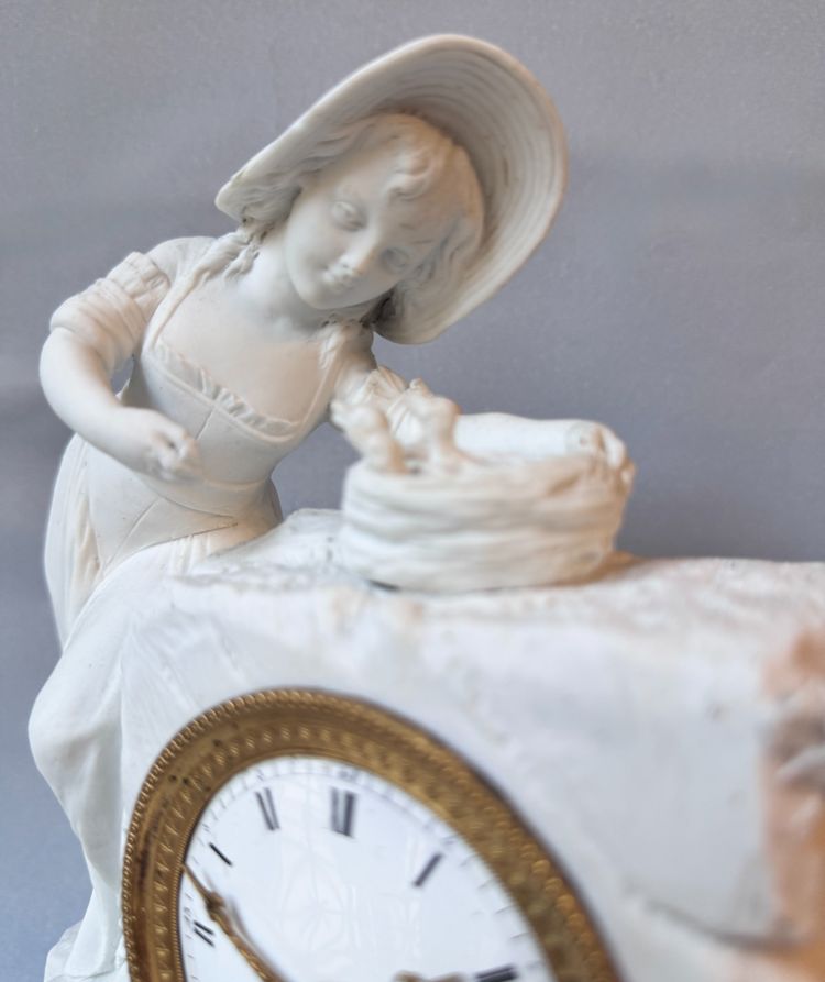 Louis XVI-Biskuituhr - Junge Frau mit Vogelnest