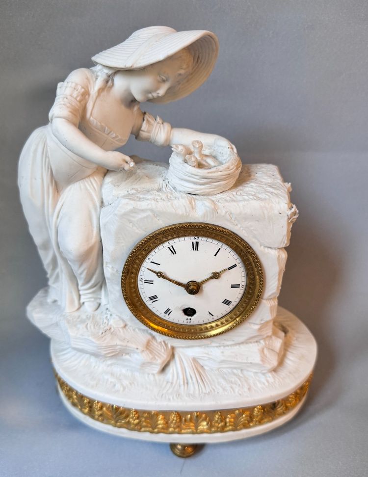 Louis XVI-Biskuituhr - Junge Frau mit Vogelnest