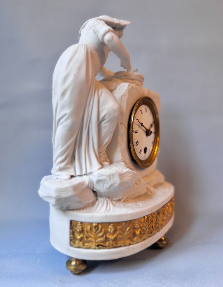 Louis XVI-Biskuituhr - Junge Frau mit Vogelnest