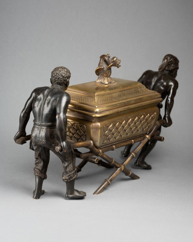 Arche d’Alliance portée par deux Éthiopiens, bronze du XIXe siècle 
