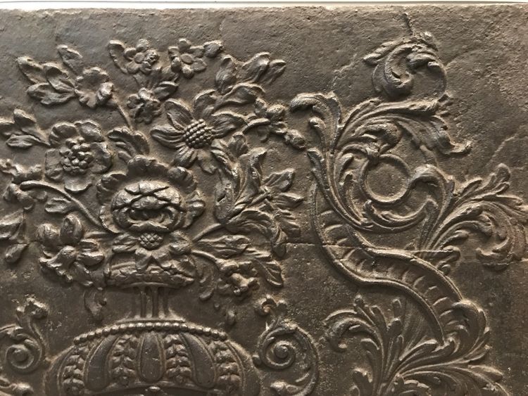 Grande piastra antica per camino in ghisa del XVIII secolo