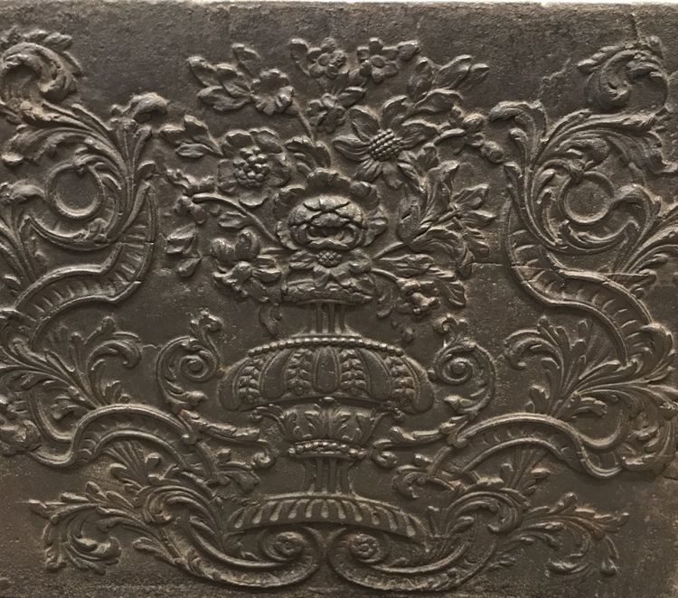 Grande piastra antica per camino in ghisa del XVIII secolo