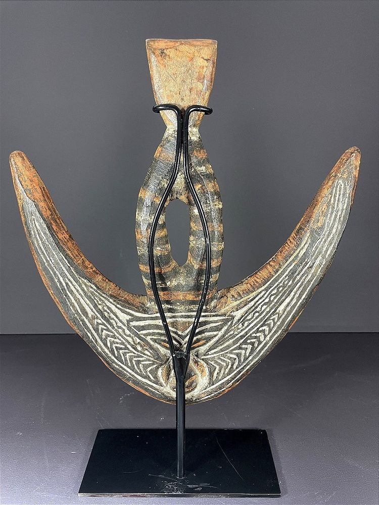 Papouasie-Nouvelle-Guinée, Milieu du XX ème siècle, Crochet à suspension en bois sculpté.
