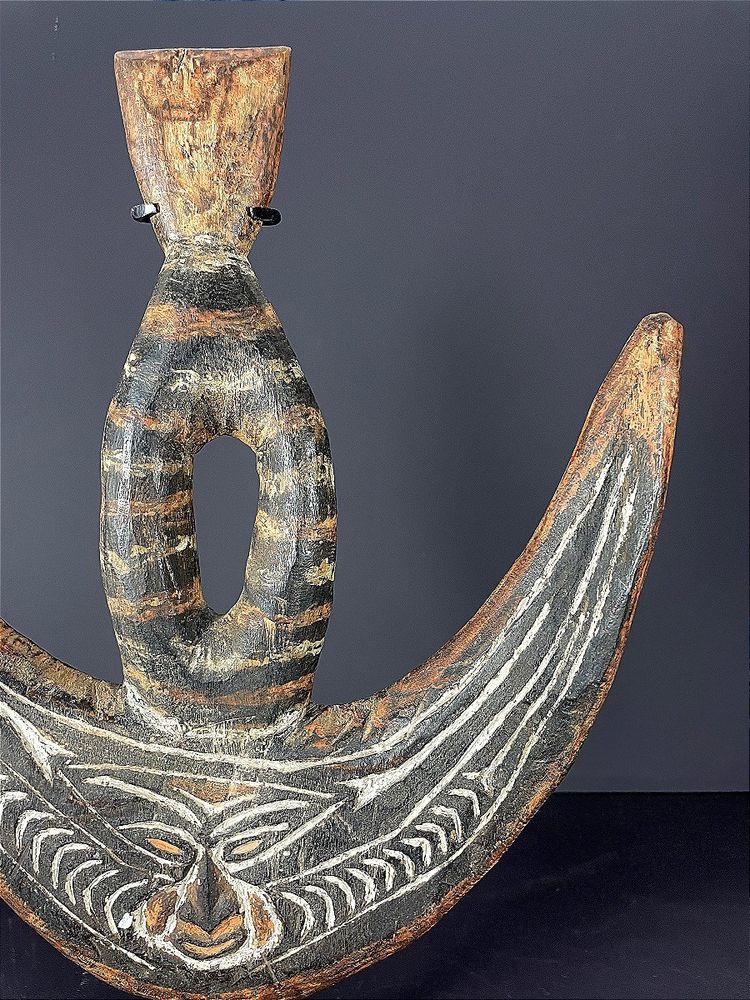 Papouasie-Nouvelle-Guinée, Milieu du XX ème siècle, Crochet à suspension en bois sculpté.