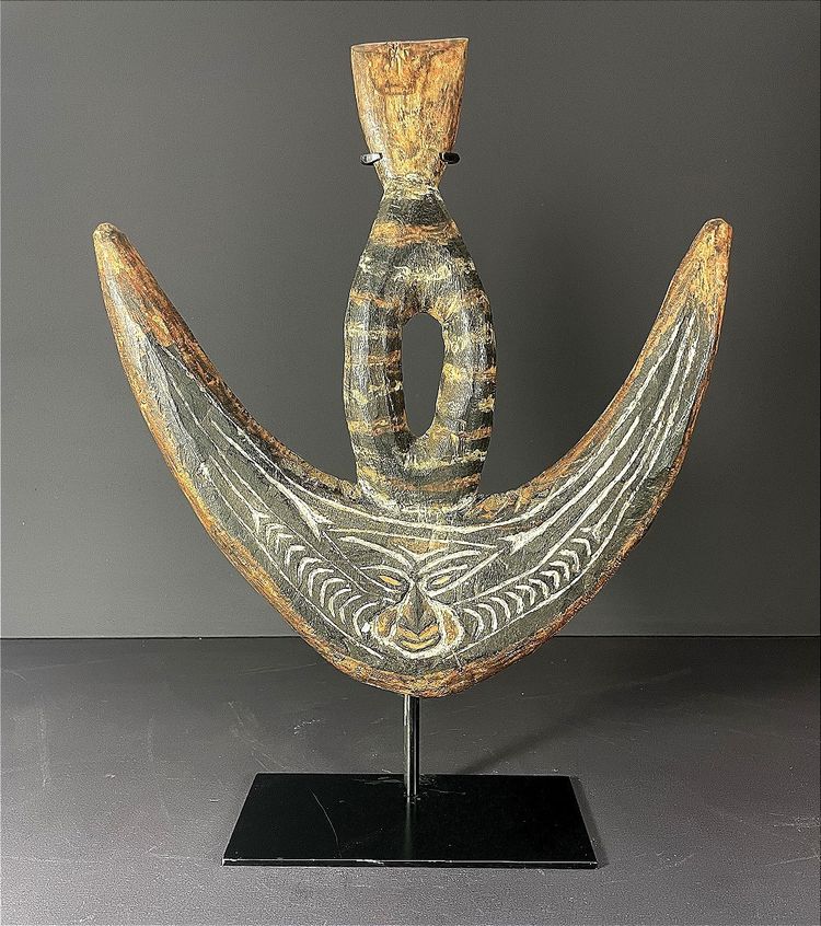 Papouasie-Nouvelle-Guinée, Milieu du XX ème siècle, Crochet à suspension en bois sculpté.