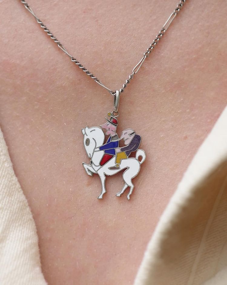 Pendentif charm Van Cleef et Arpels "Les 3 inséparables" émaillé en styptor, pendentif porte-bonheur