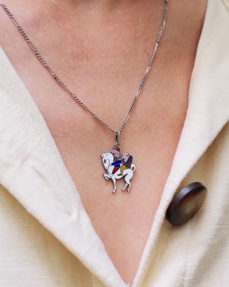 Pendentif charm Van Cleef et Arpels "Les 3 inséparables" émaillé en styptor, pendentif porte-bonheur