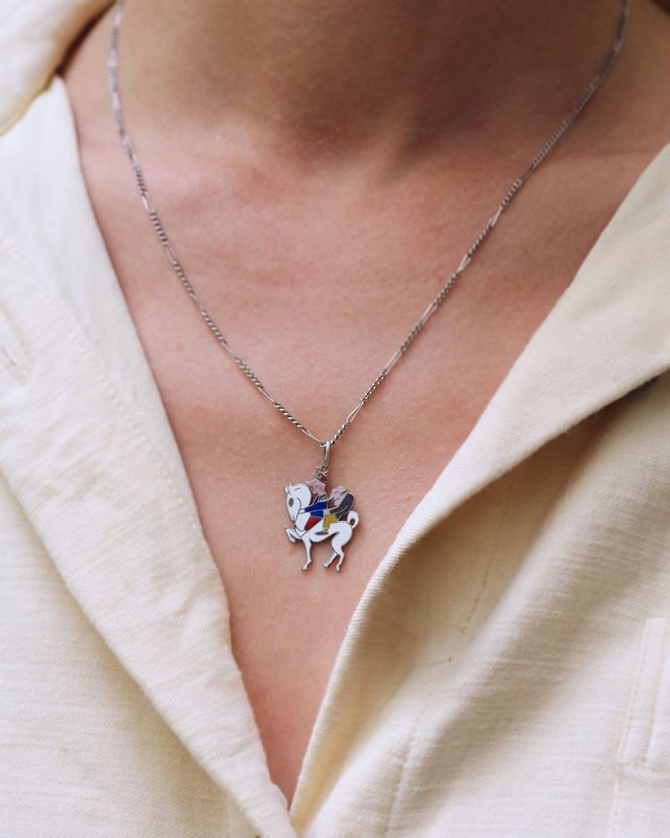 Pendentif charm Van Cleef et Arpels "Les 3 inséparables" émaillé en styptor, pendentif porte-bonheur