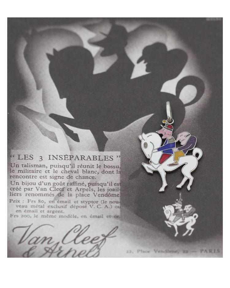 Pendentif charm Van Cleef et Arpels "Les 3 inséparables" émaillé en styptor, pendentif porte-bonheur