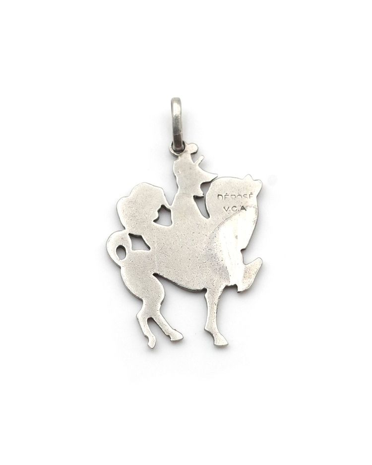 Pendentif charm Van Cleef et Arpels "Les 3 inséparables" émaillé en styptor, pendentif porte-bonheur