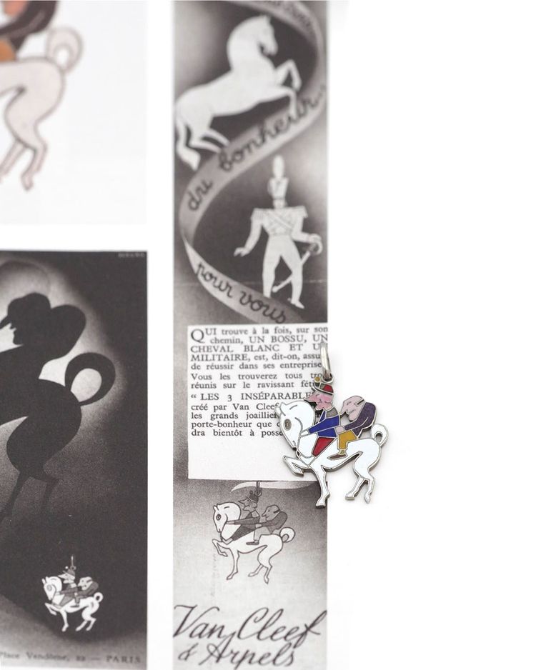 Pendentif charm Van Cleef et Arpels "Les 3 inséparables" émaillé en styptor, pendentif porte-bonheur