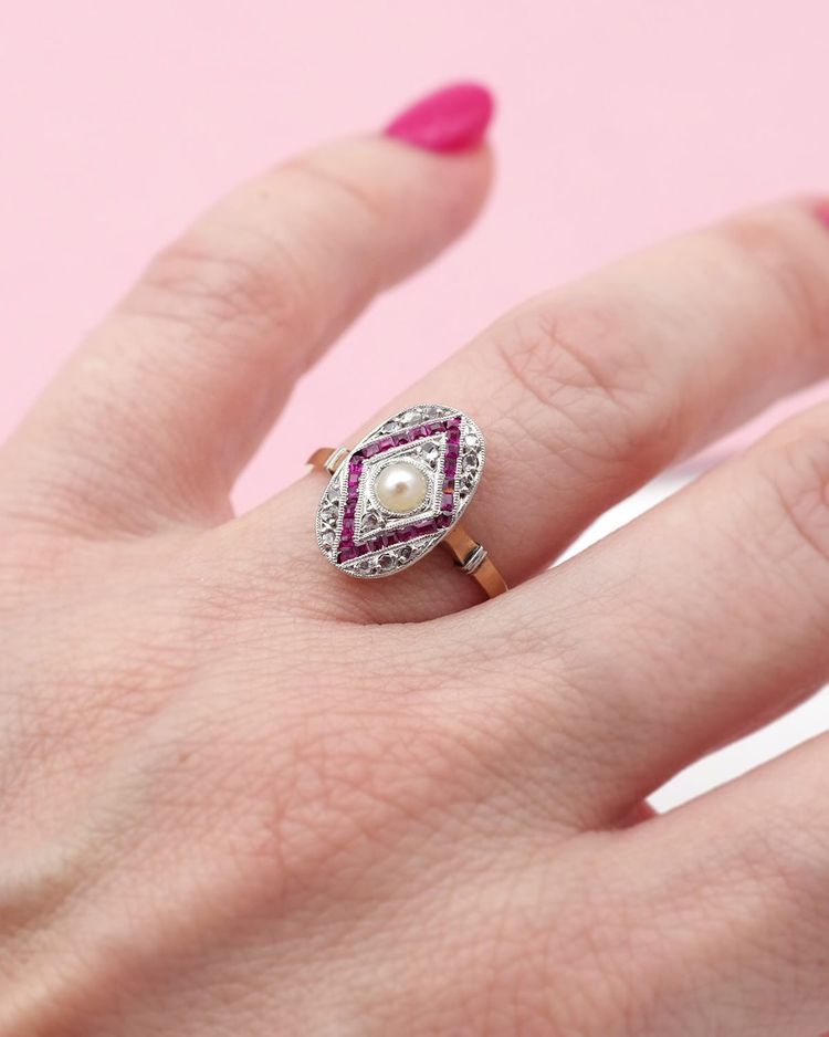 Anello Art Déco con perla, rubino e diamante in oro 18k e platino, anello con rubino, diamante e perla coltivata