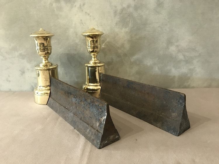 Coppia di alari antichi in ghisa e ottone del XIX secolo