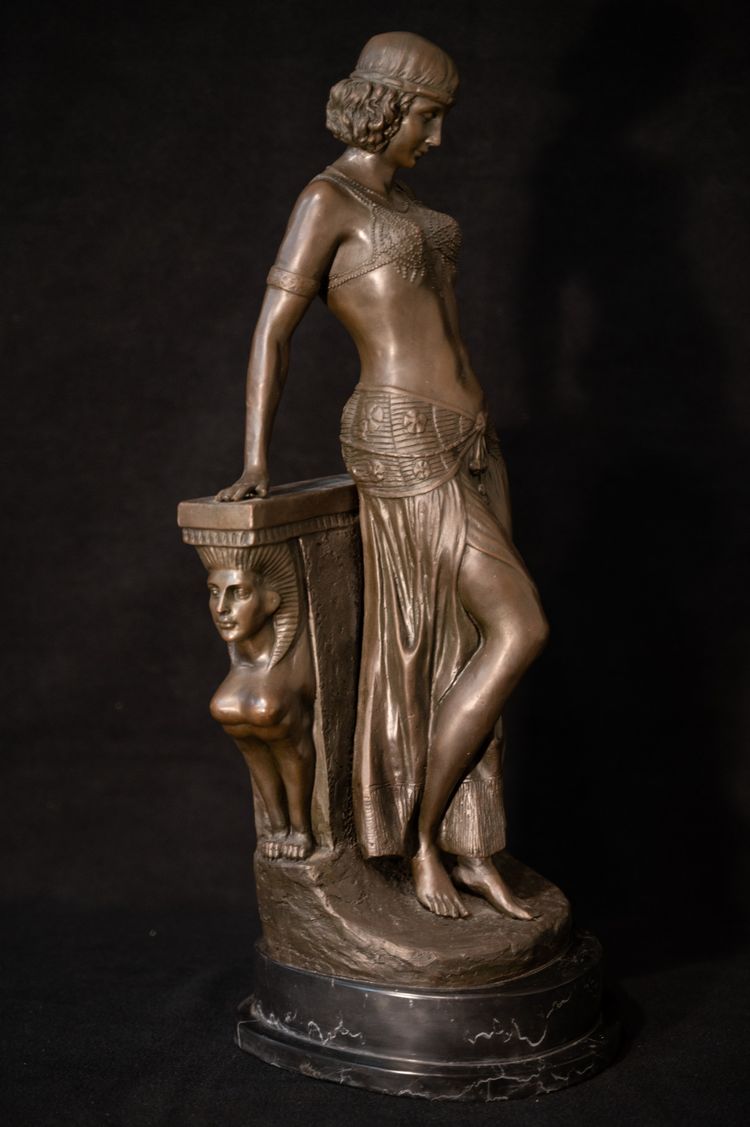 Giovane donna orientale in bronzo