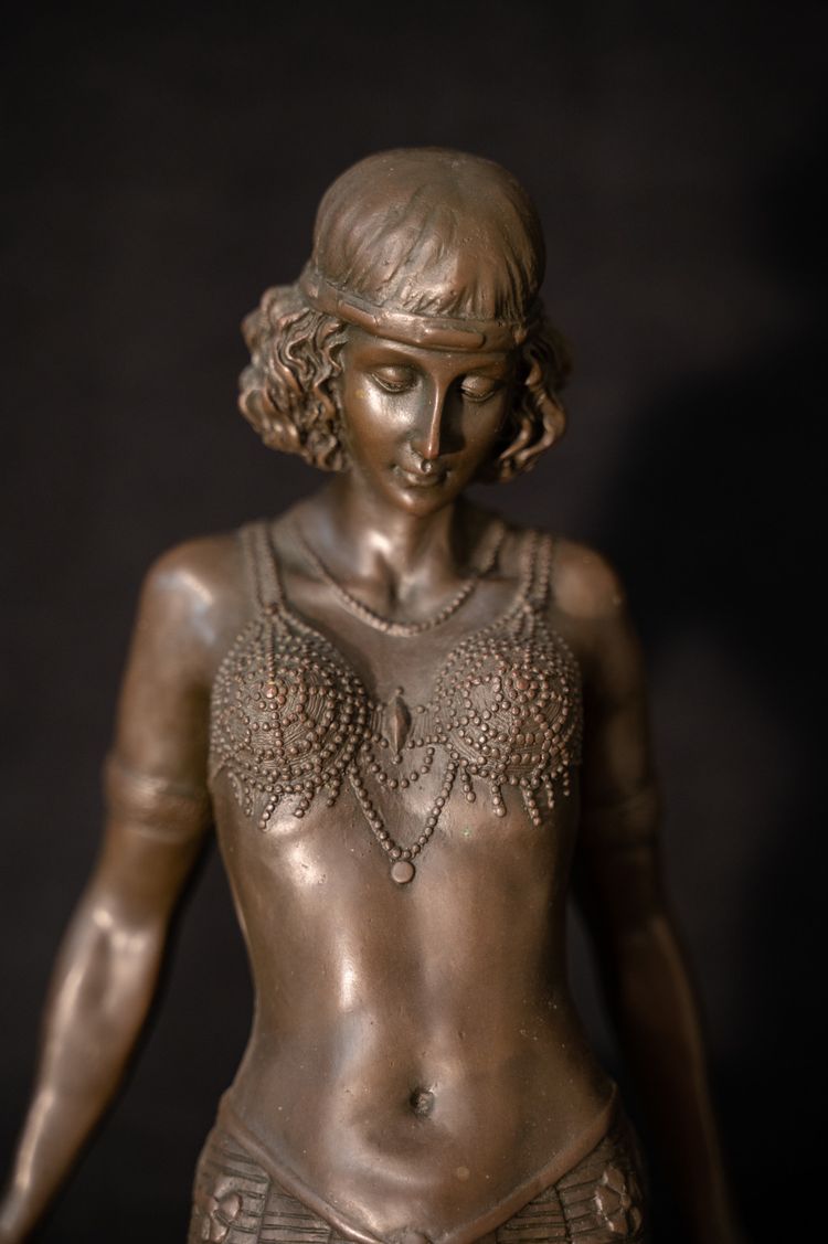 Giovane donna orientale in bronzo