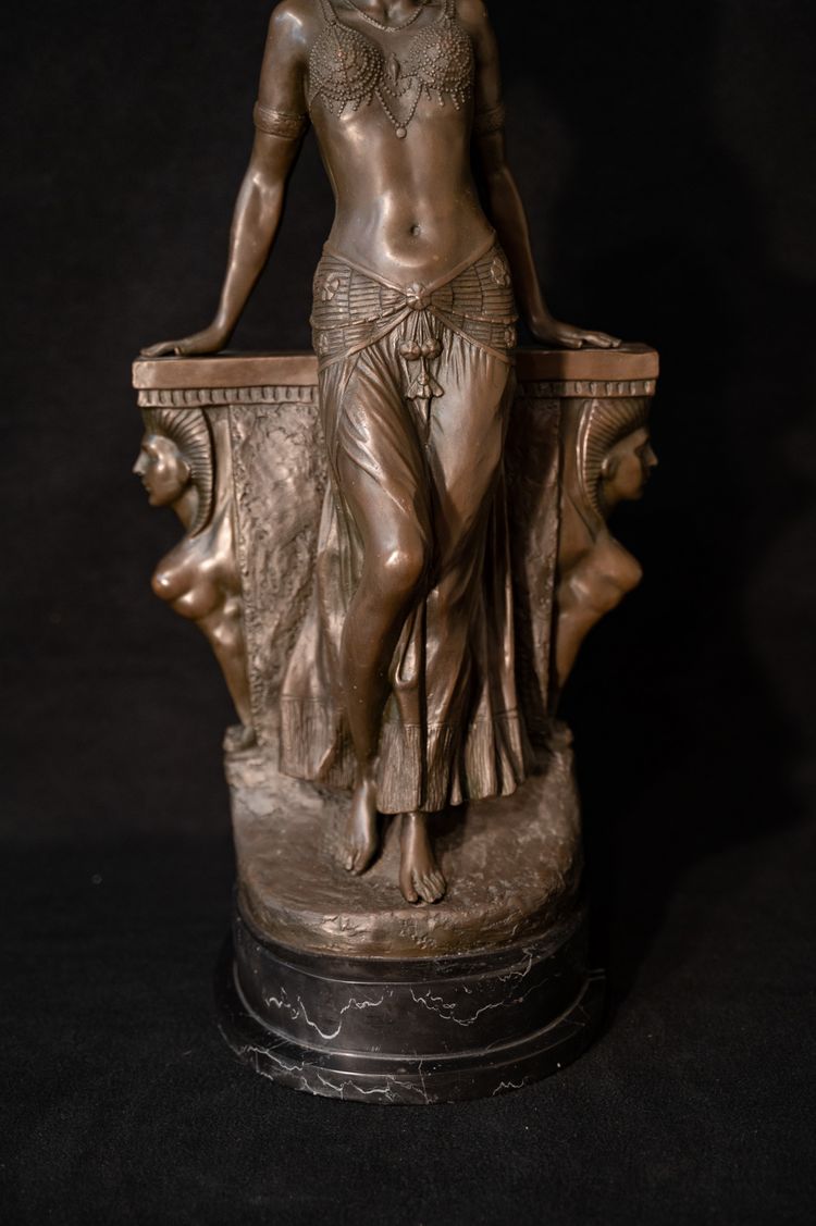 Giovane donna orientale in bronzo