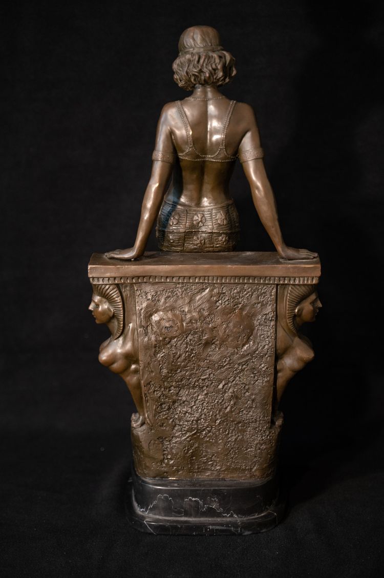 Giovane donna orientale in bronzo