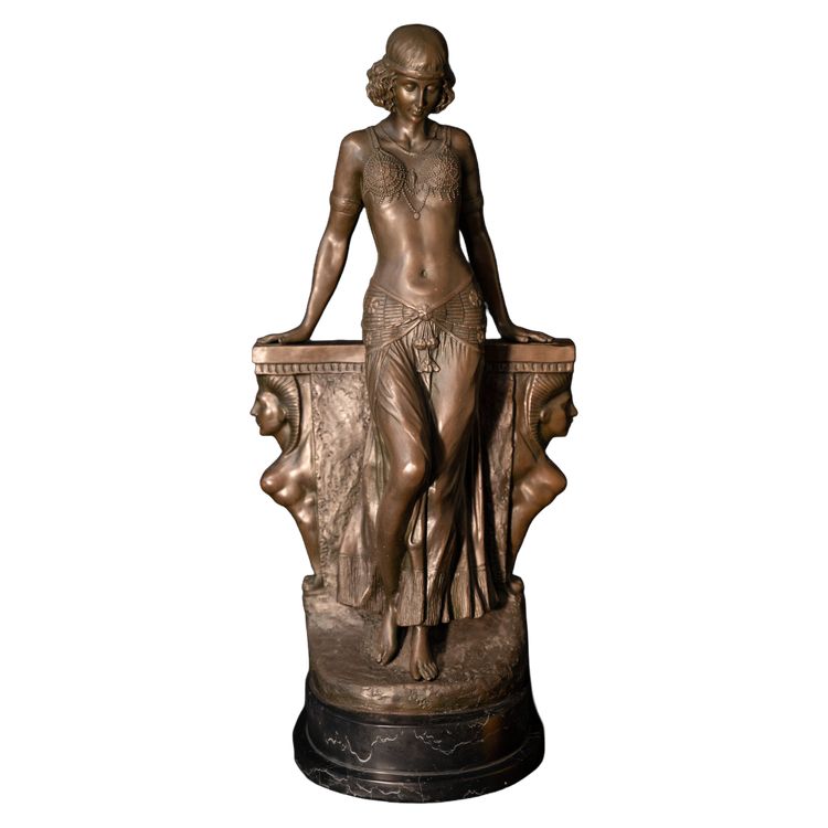 Giovane donna orientale in bronzo