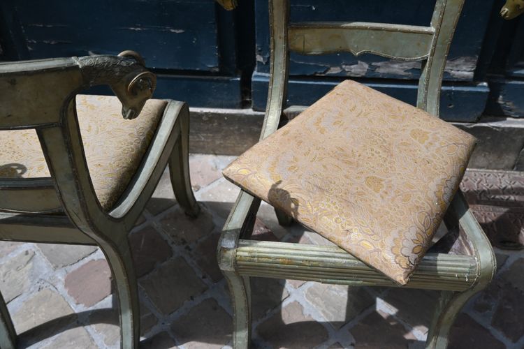 Pair of chairs decorated with ram's heads in plated metal, INDIA
