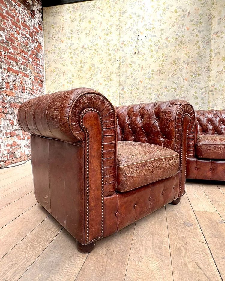 Salon chesterfield avec un canapé et deux fauteuils