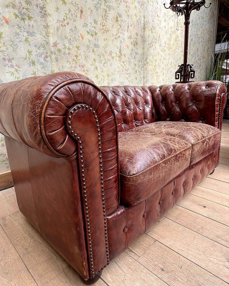 Salon chesterfield avec un canapé et deux fauteuils