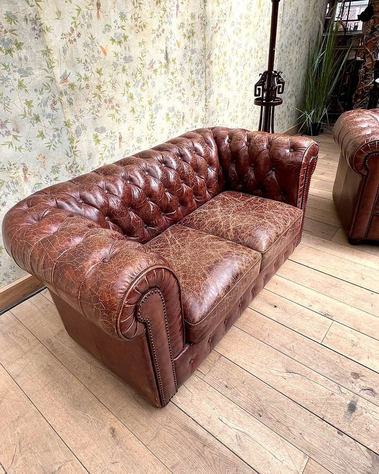 Salon chesterfield avec un canapé et deux fauteuils