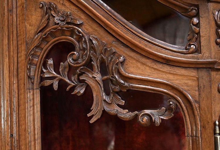 Vitrine Liégeoise deux-corps en Noyer, Style Rocaille, Belgique – Fin XIXe