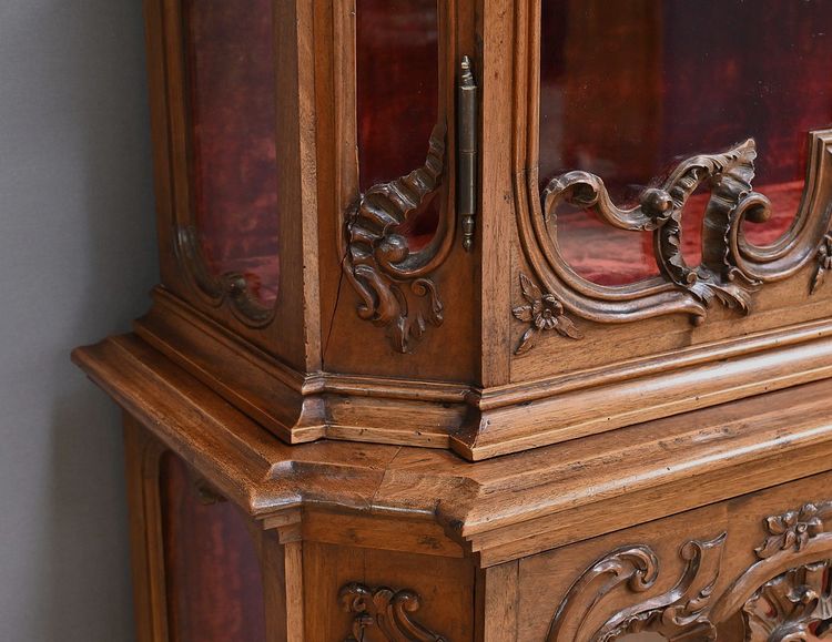 Vitrine Liégeoise deux-corps en Noyer, Style Rocaille, Belgique – Fin XIXe