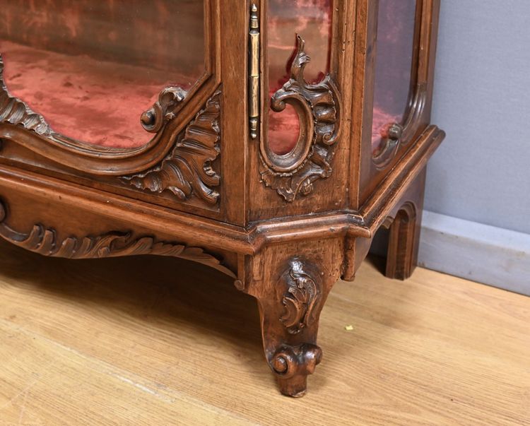 Vitrine Liégeoise deux-corps en Noyer, Style Rocaille, Belgique – Fin XIXe