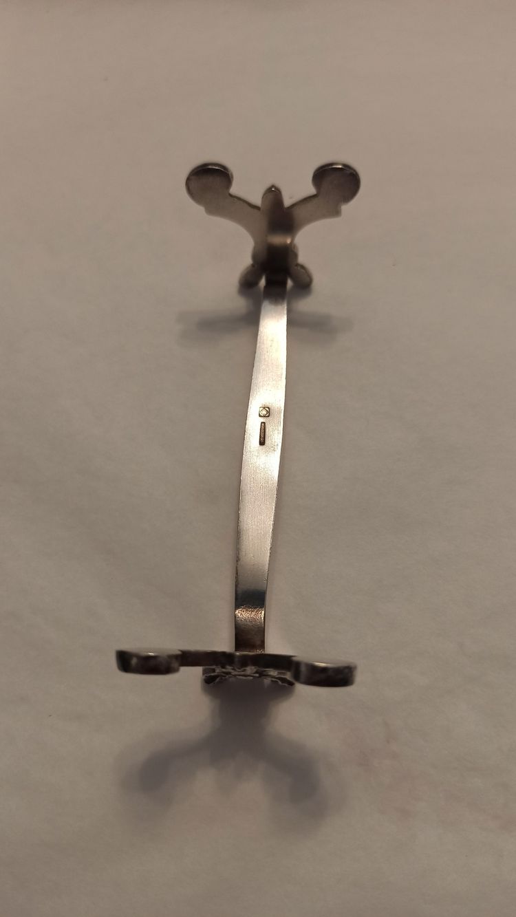 Christofle knife holder with crossed ribbons