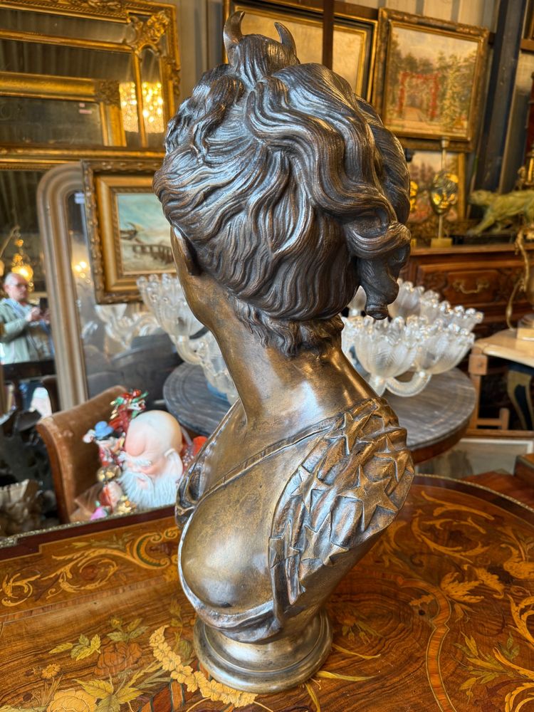 Grande busto in bronzo con patina marrone, XIX secolo, Diana cacciatrice