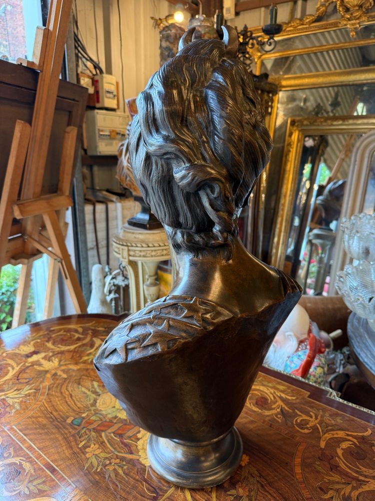 Grande busto in bronzo con patina marrone, XIX secolo, Diana cacciatrice