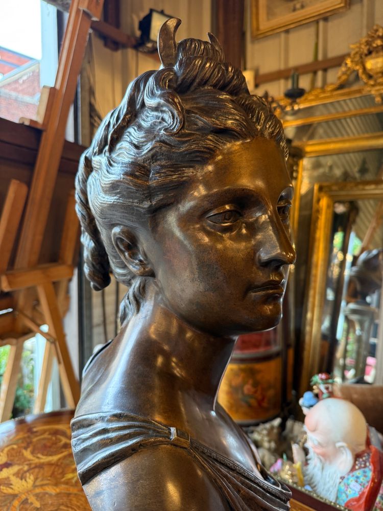 Grande busto in bronzo con patina marrone, XIX secolo, Diana cacciatrice