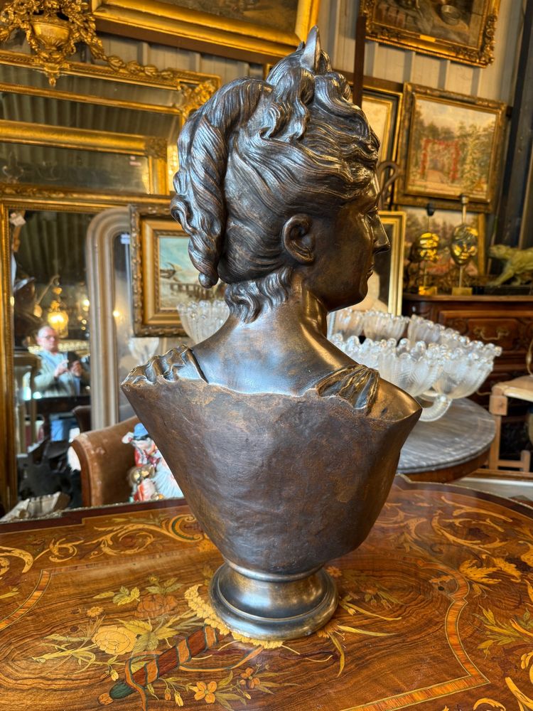 Grande busto in bronzo con patina marrone, XIX secolo, Diana cacciatrice