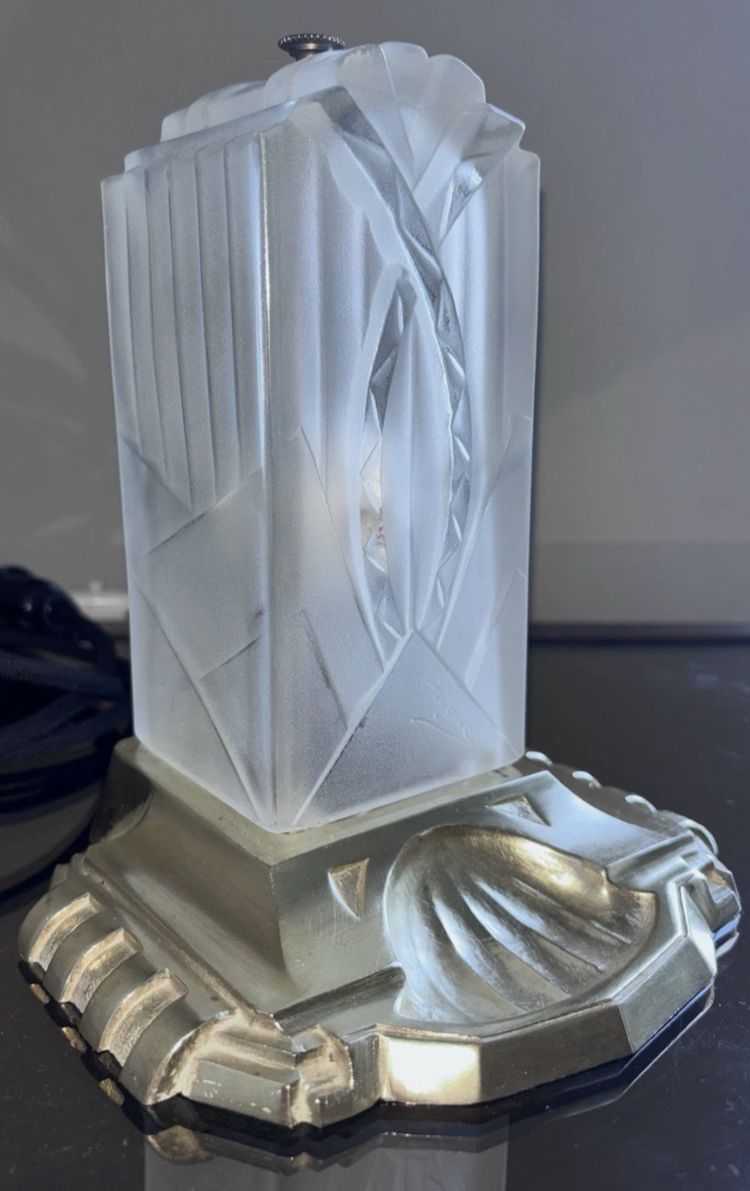 HUGUE Léon Auguste  (1878-1970)   Lampe Veilleuse Art Deco en bronze doré et verre signé