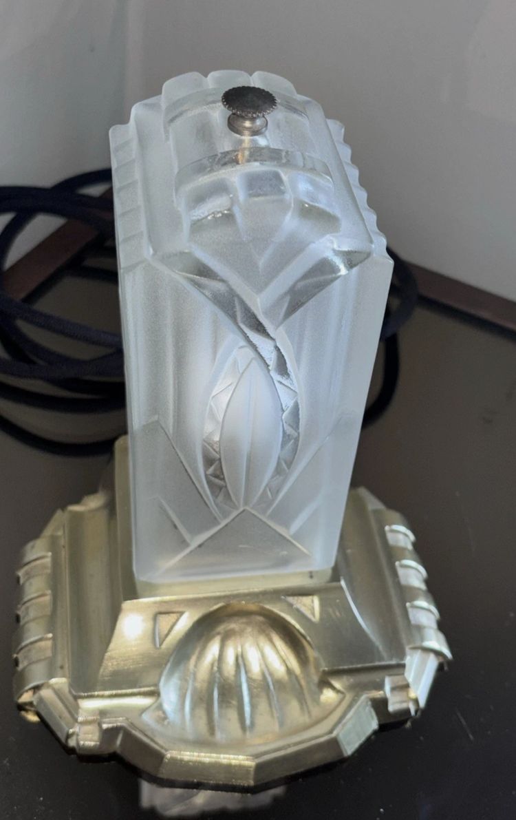 HUGUE Léon Auguste  (1878-1970)   Lampe Veilleuse Art Deco en bronze doré et verre signé