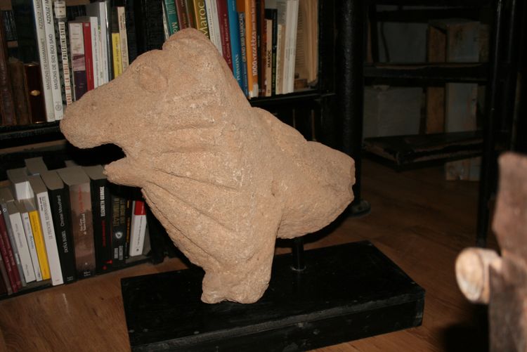 Important fragment de sculpture en pierre d'Egypte ancienne.
