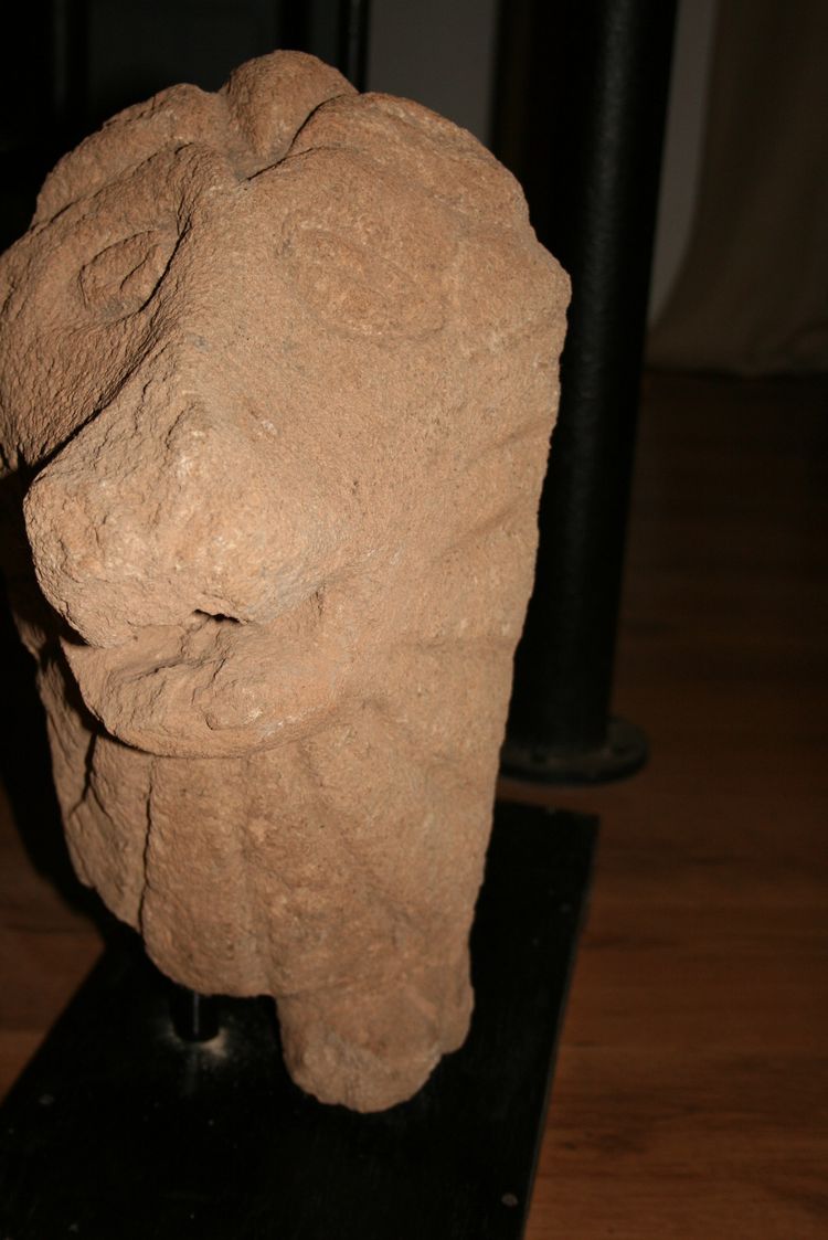 Important fragment de sculpture en pierre d'Egypte ancienne.