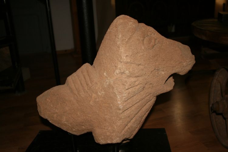Important fragment de sculpture en pierre d'Egypte ancienne.
