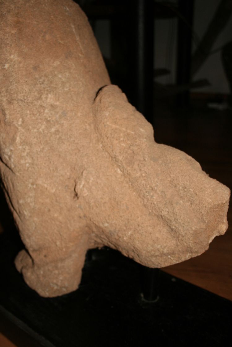 Important fragment de sculpture en pierre d'Egypte ancienne.