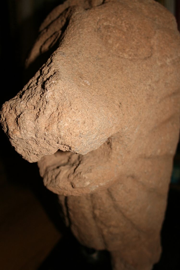 Important fragment de sculpture en pierre d'Egypte ancienne.