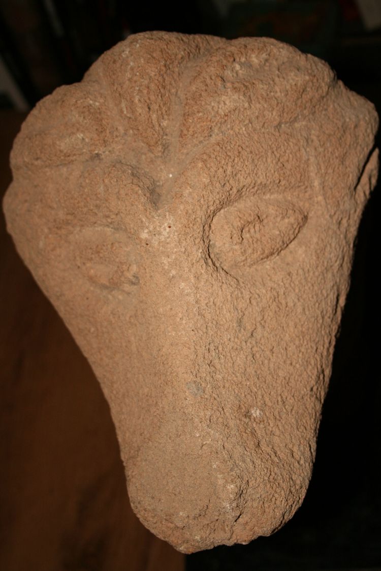 Important fragment de sculpture en pierre d'Egypte ancienne.