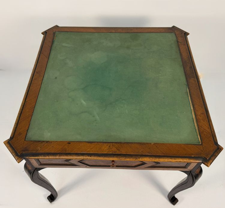 Table à jeu en placage de noyer, XIXe siècle